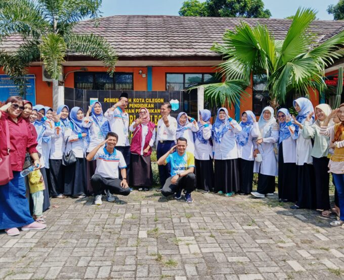 PENYERAHAN GURU SENI KE SMPN 4 CILEGON