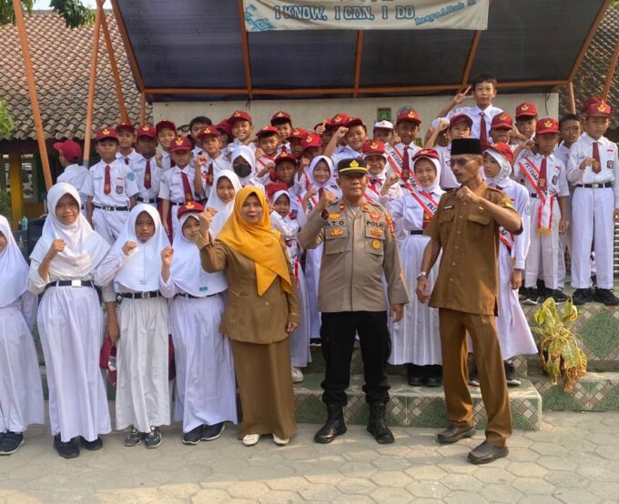 Semangat Sinergi dan Kedisiplinan pada Upacara Bendera di SDN Cikerut