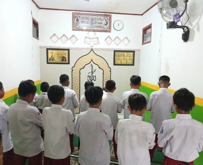 Panggilan Jiwa Sang Pendidik: Menjaga Cahaya Sholat dan Agama Siswa